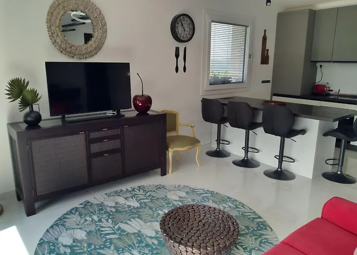 Wunderschoenes Mit Pool Und 360- Blick By Interhome